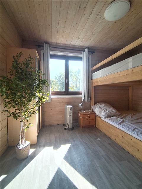 Chambre avec lits superposés en bois du chalet Tyson City