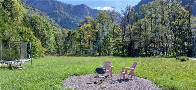 Coin barbecue du chalet Tyson City avec vue sur les montagnes de Haute-Savoie