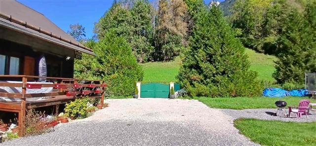 Cour et portail du chalet Tyson City à Glières-Val-de-Borne en été