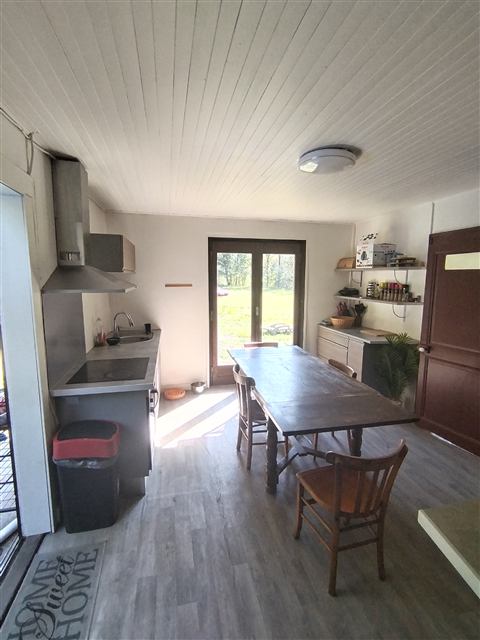 Cuisine équipée du chalet Tyson City avec table à manger et accès jardin