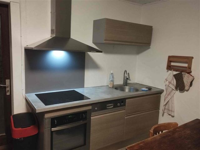 Cuisine du chalet Tyson City avec four, plaque induction et lave-vaisselle