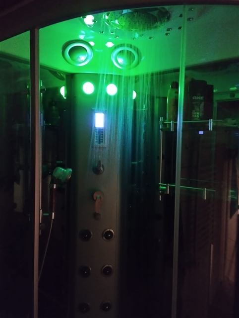 Douche hammam en fonction avec pluie tropicale et chromothérapie LED verte