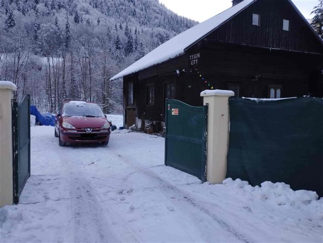 Chalet Tyson City sous la neige en hiver à Entremont