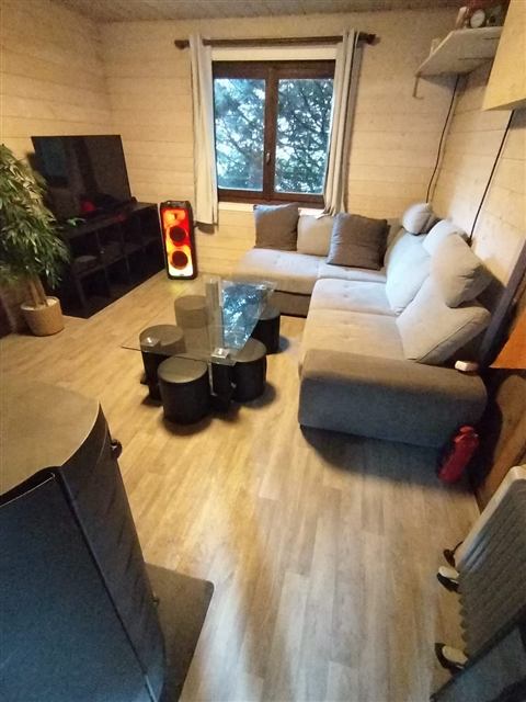 Salon avec canapé d'angle et télévision du chalet Tyson City