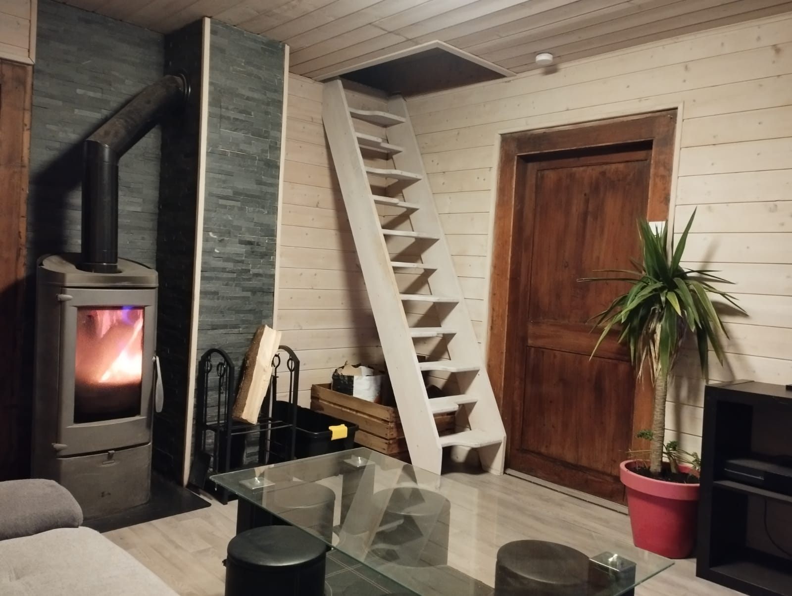 Poêle à bois allumé dans le salon cosy du chalet Tyson City