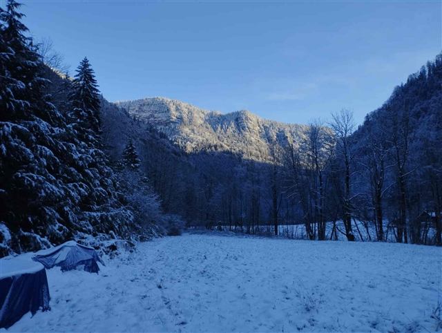 Terrain enneigé du chalet Tyson City face aux montagnes en hiver