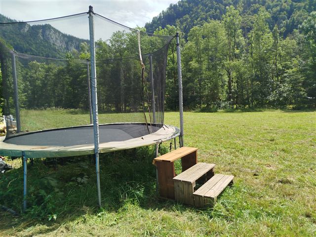 Trampoline pour enfants dans le jardin du chalet Tyson City